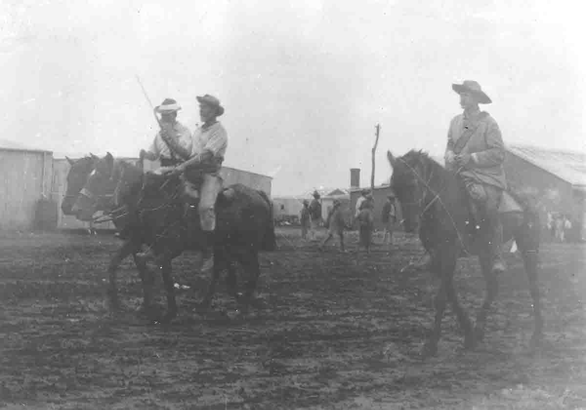 Selous (center) rides into Bulawayo during the Matabele Rebellion (circa 1896). His rifle is a Faraquharson No. 2.